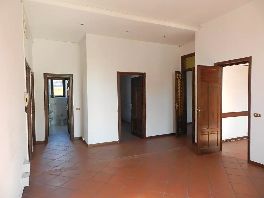 Immagine 1 di Ufficio in affitto  a Lucca