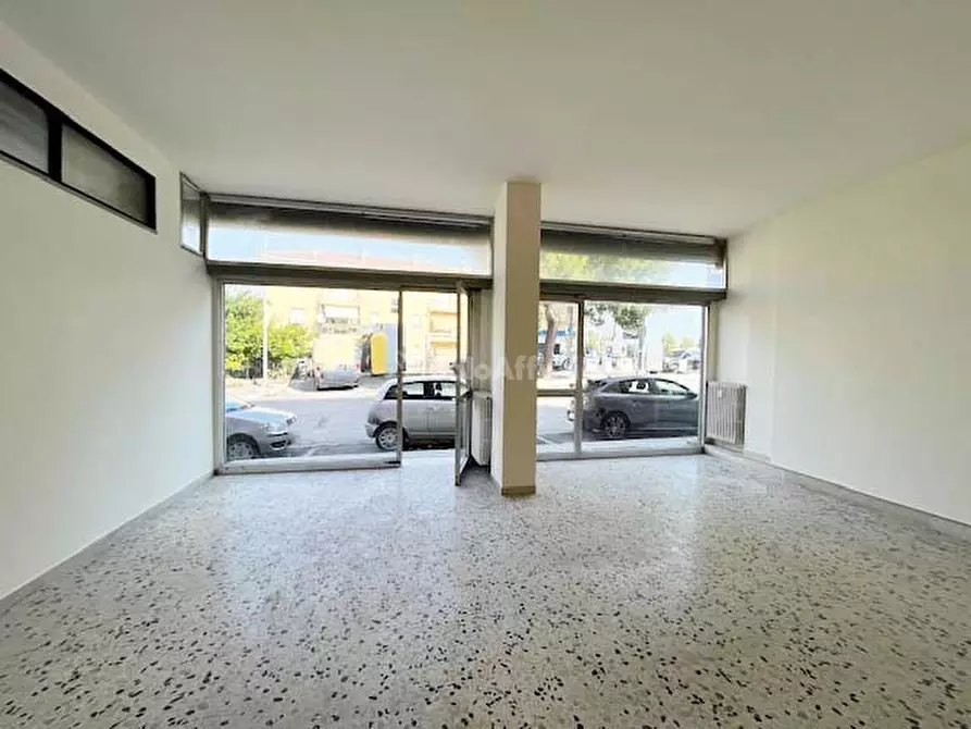 Immagine 1 di Negozio in affitto  a Pesaro