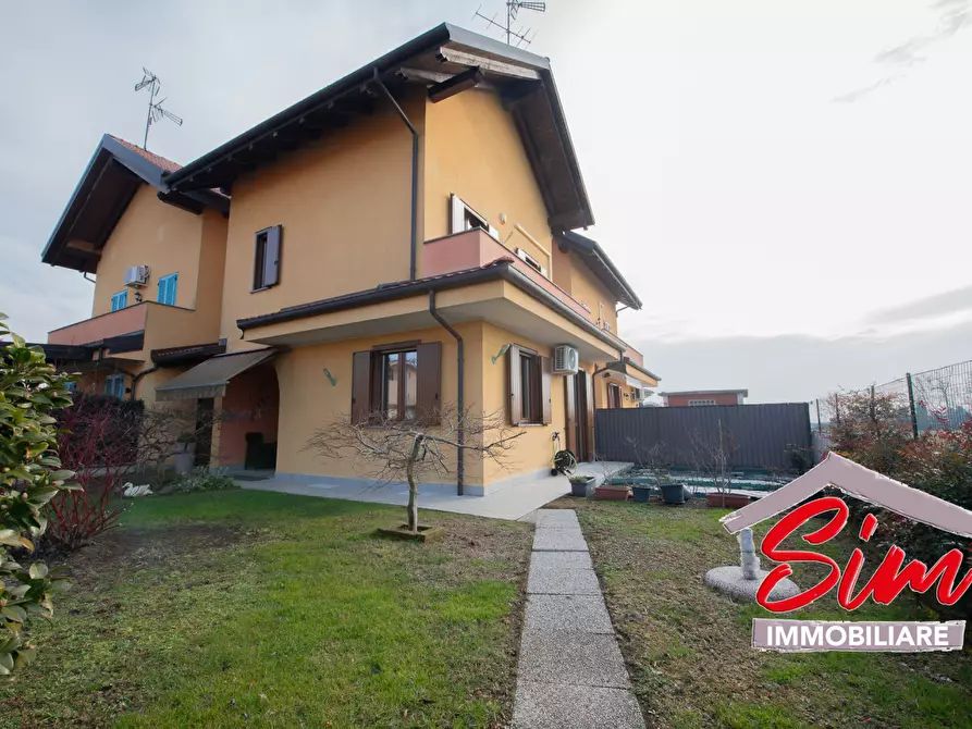Immagine 1 di Villa in vendita  in Via Piemonte a Agrate Conturbia