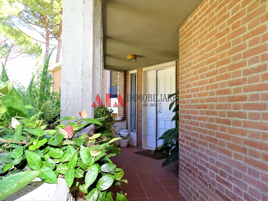 Immagine 1 di Villa in vendita  in P.zza Martiri della Libertà a Pontedera