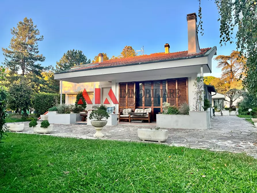 Immagine 1 di Villa in vendita  in Via Vittorio Veneto a Pontedera