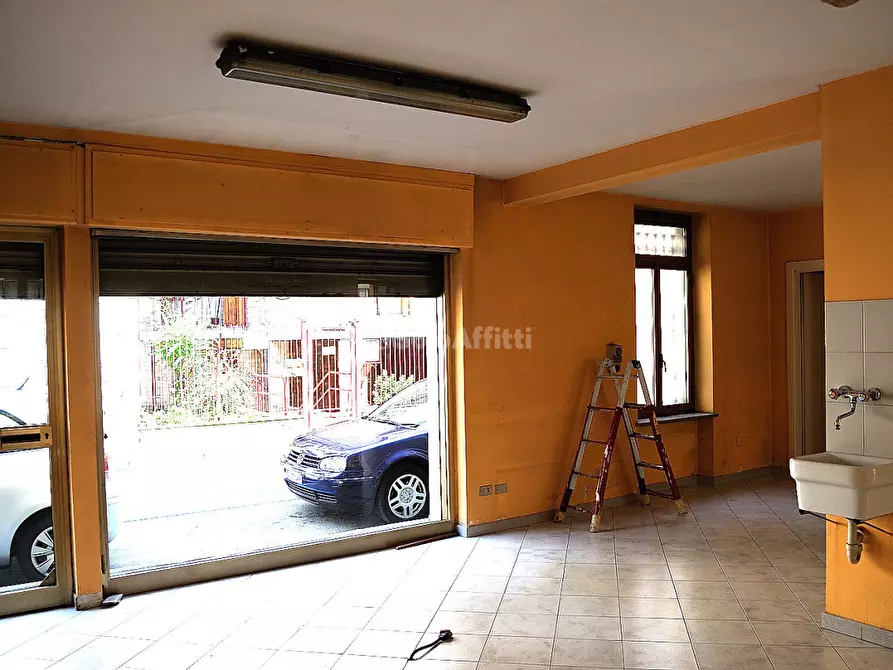Immagine 1 di Negozio in affitto  in Via Fratelli Rosselli a Settimo Torinese
