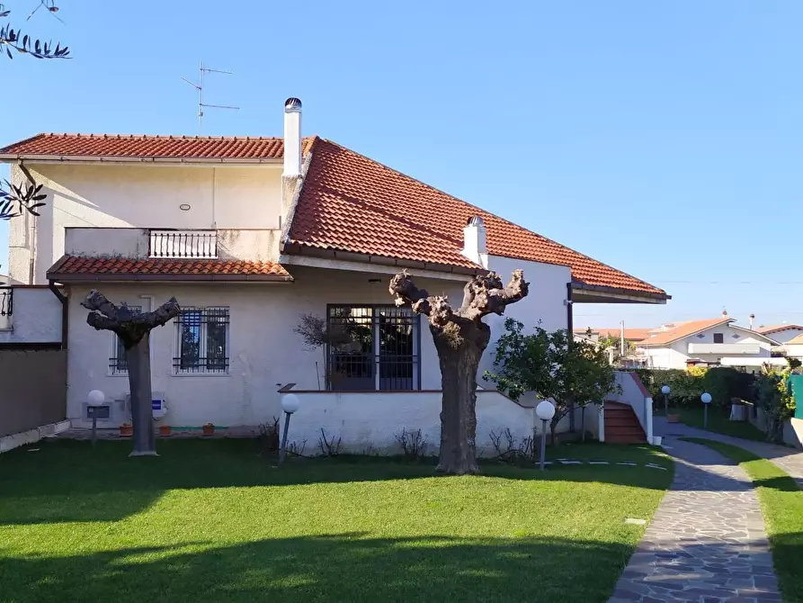 Immagine 1 di Villa in vendita  in via aterno a Chieti