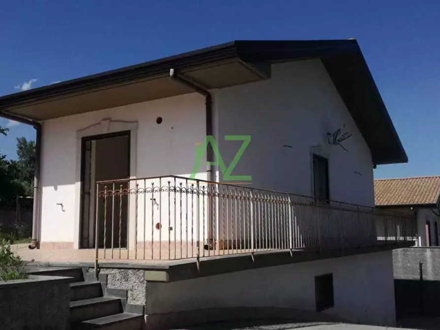 Immagine 1 di Villa in vendita  a Gravina Di Catania