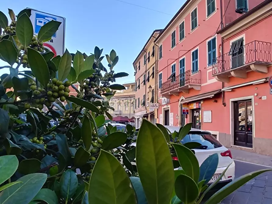 Immagine 1 di Negozio in vendita  in Piazza San Giorgio a Sarzana