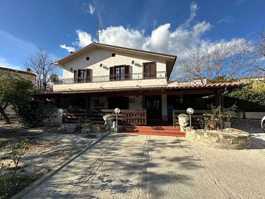 Immagine 1 di Villa in vendita  in Contrada Fornaca a Abbateggio