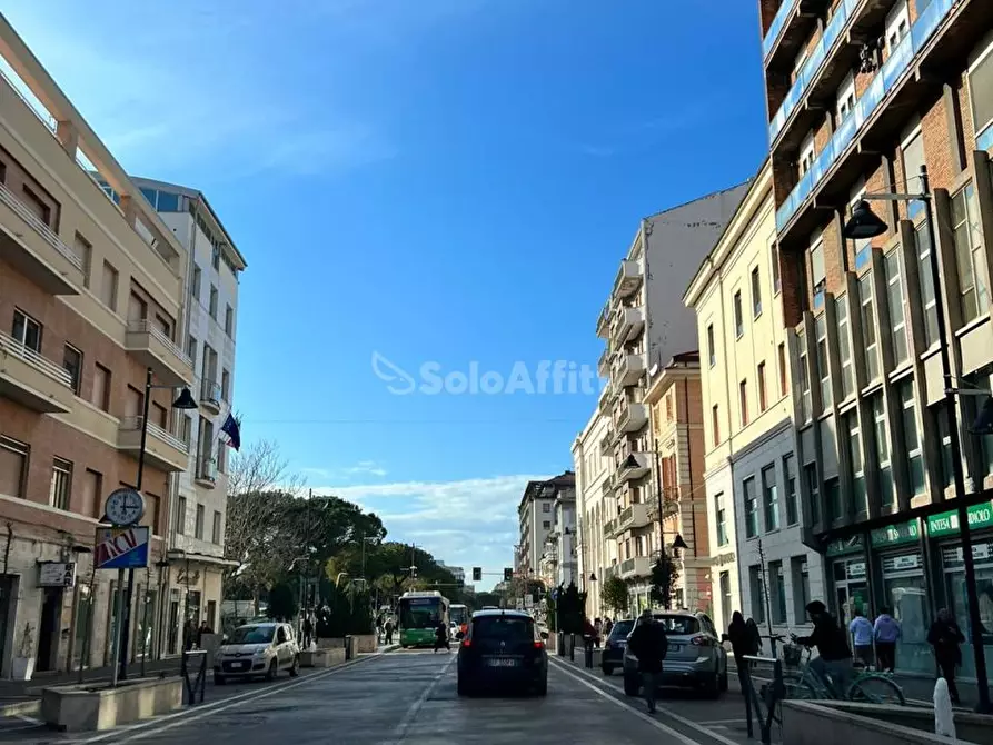 Immagine 1 di Negozio in affitto  in Corso Vittorio Emanuele II a Pescara