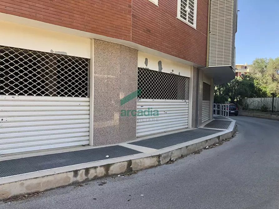 Immagine 1 di Negozio in affitto  in Via Orfeo Mazzitelli a Bari