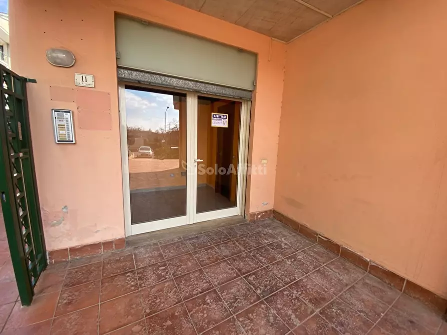 Immagine 1 di Negozio in affitto  in Via Renato Iaselli a Caserta