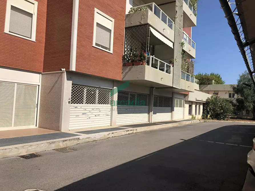 Immagine 1 di Negozio in affitto  in Via Orfeo Mazzitelli a Bari