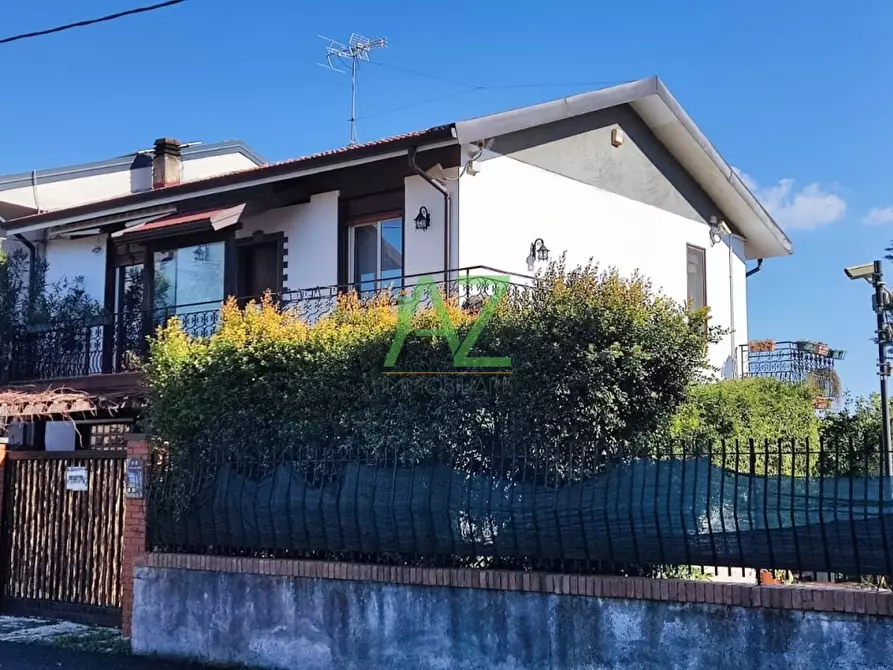 Immagine 1 di Villa in vendita  a Gravina Di Catania