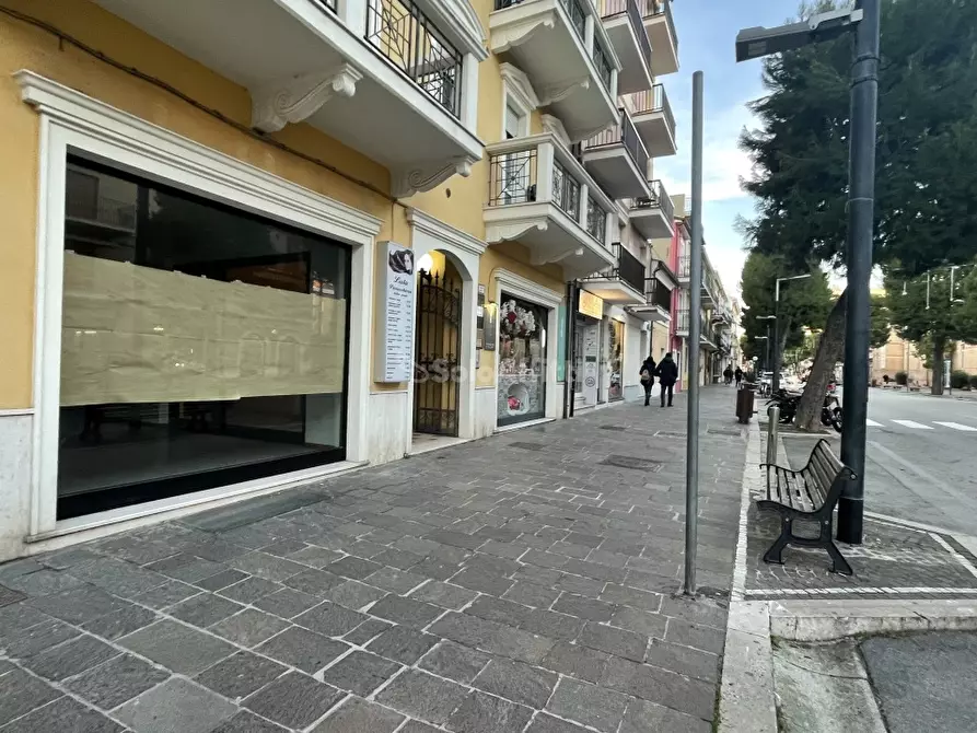 Immagine 1 di Attività commerciale in affitto  a Porto Recanati