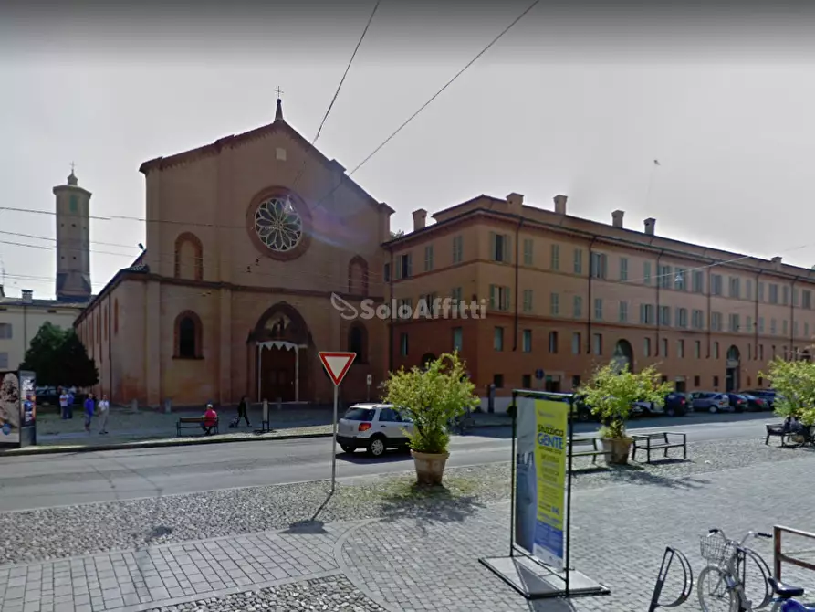 Immagine 1 di Negozio in affitto  in Rua Freda a Modena