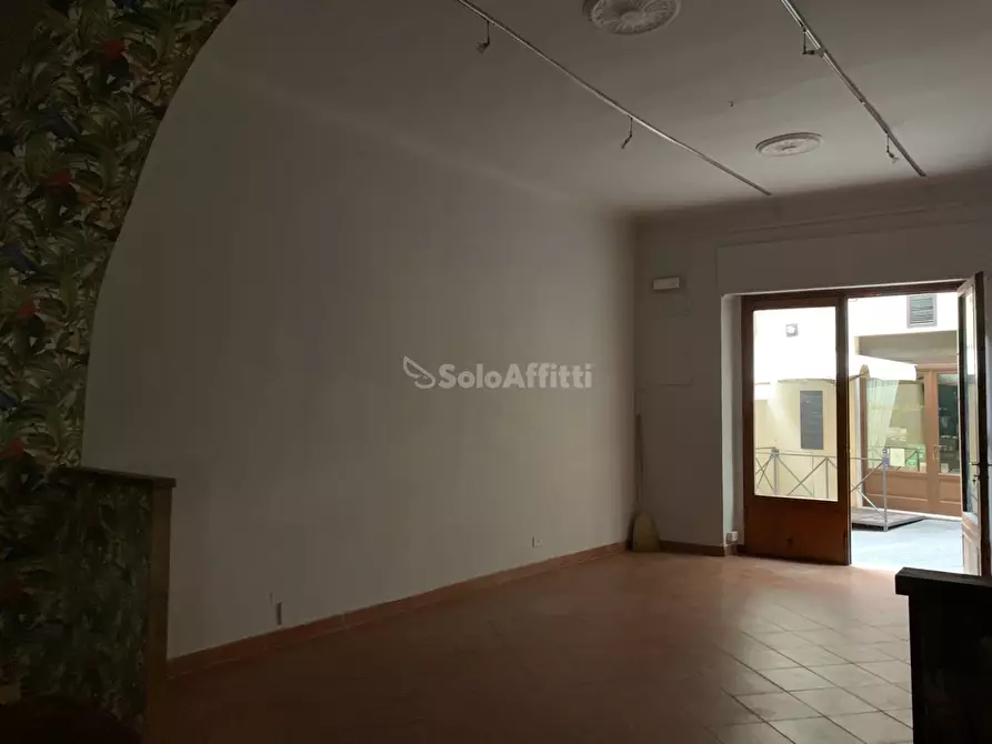 Immagine 1 di Negozio in affitto  in Via Fusari a Siena