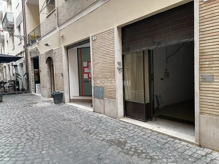 Immagine 1 di Negozio in affitto  in Via Remigio Farnetti a Frascati