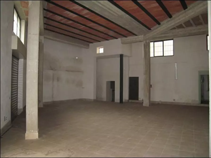 Immagine 1 di Magazzino in affitto  in Via Fontanelle al Trivio a Napoli
