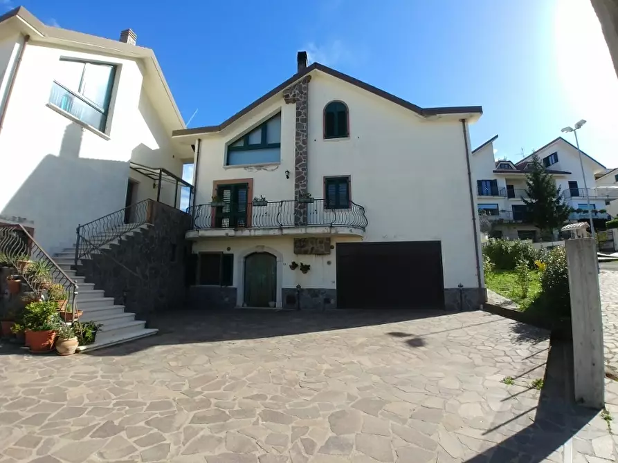Immagine 1 di Villa in vendita  in via Sandro Pertini a Atella