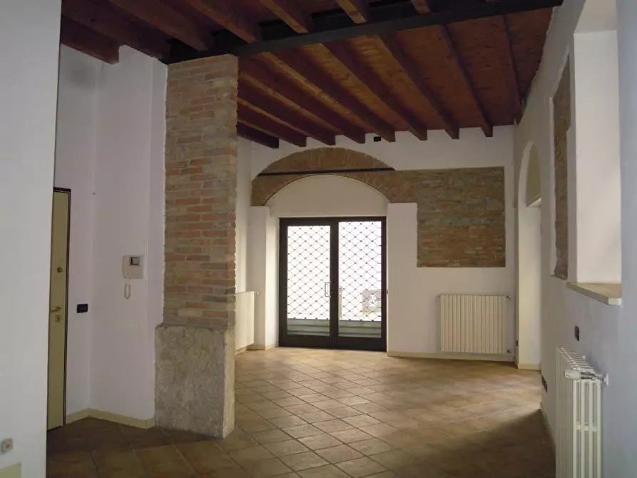 Immagine 1 di Negozio in affitto  a Brescia