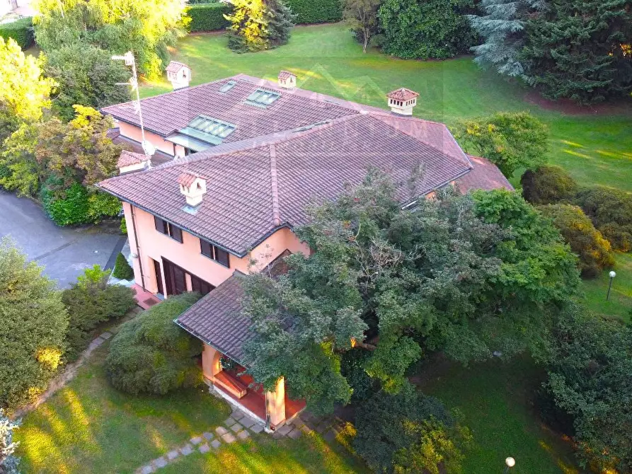 Immagine 1 di Villa in vendita  a Arona