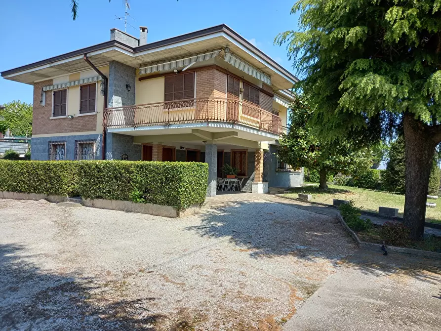 Immagine 1 di Villa in vendita  in Via NUVOLINO a Casalmoro