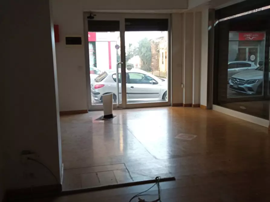 Immagine 1 di Negozio in affitto  in Corso Dante a Benevento