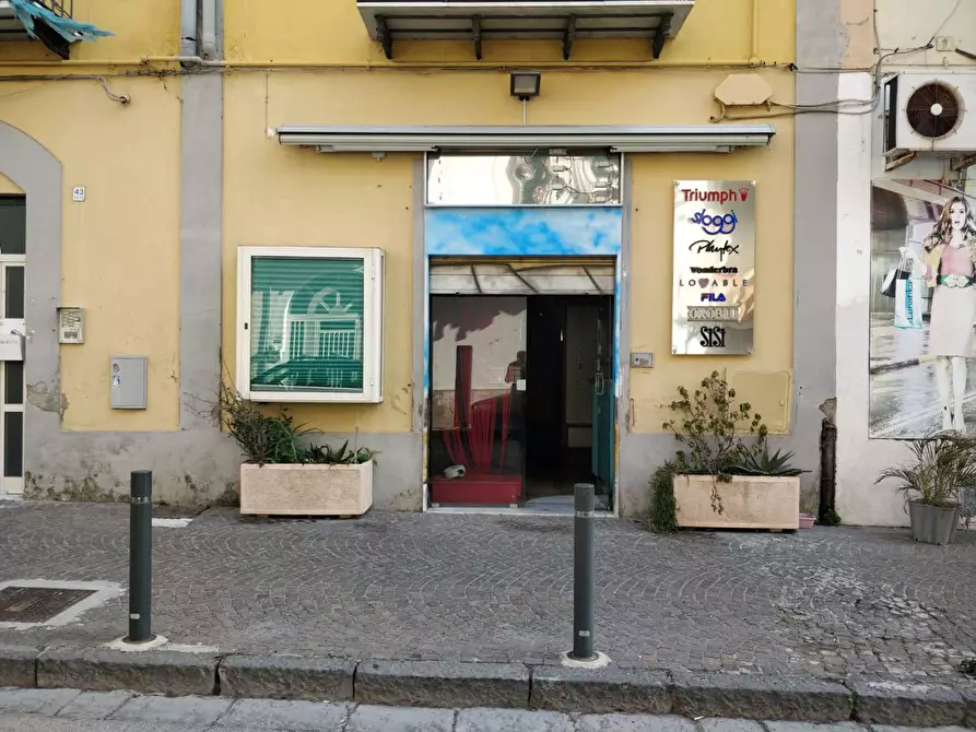 Immagine 1 di Negozio in affitto  in Via Roma a Bacoli