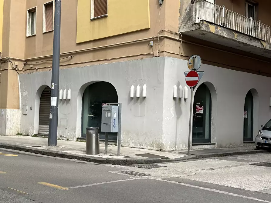 Immagine 1 di Negozio in affitto  in Via Guarini a Avellino