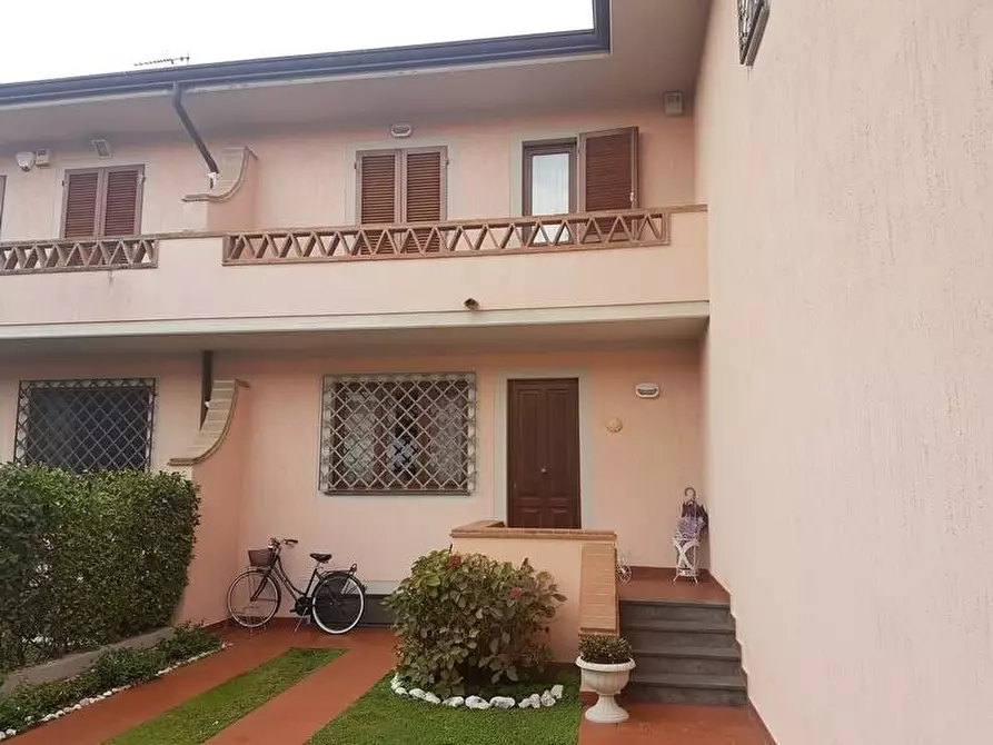 Immagine 1 di Villa in vendita  a Pietrasanta
