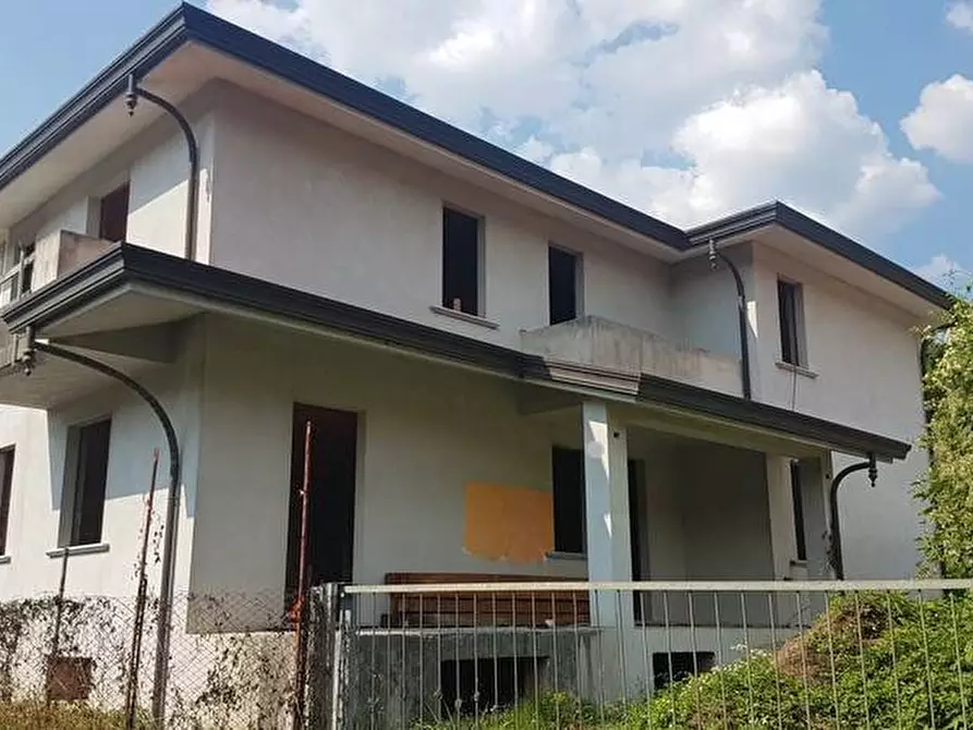 Immagine 1 di Villa in vendita  a Camaiore