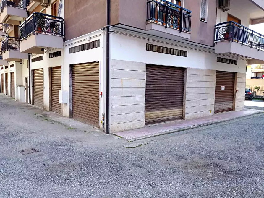 Immagine 1 di Locale commerciale in vendita  a Cosenza