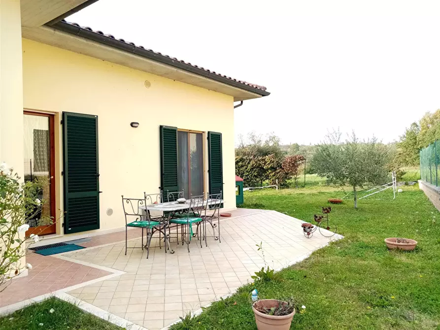 Immagine 1 di Villa in vendita  a Lucignano