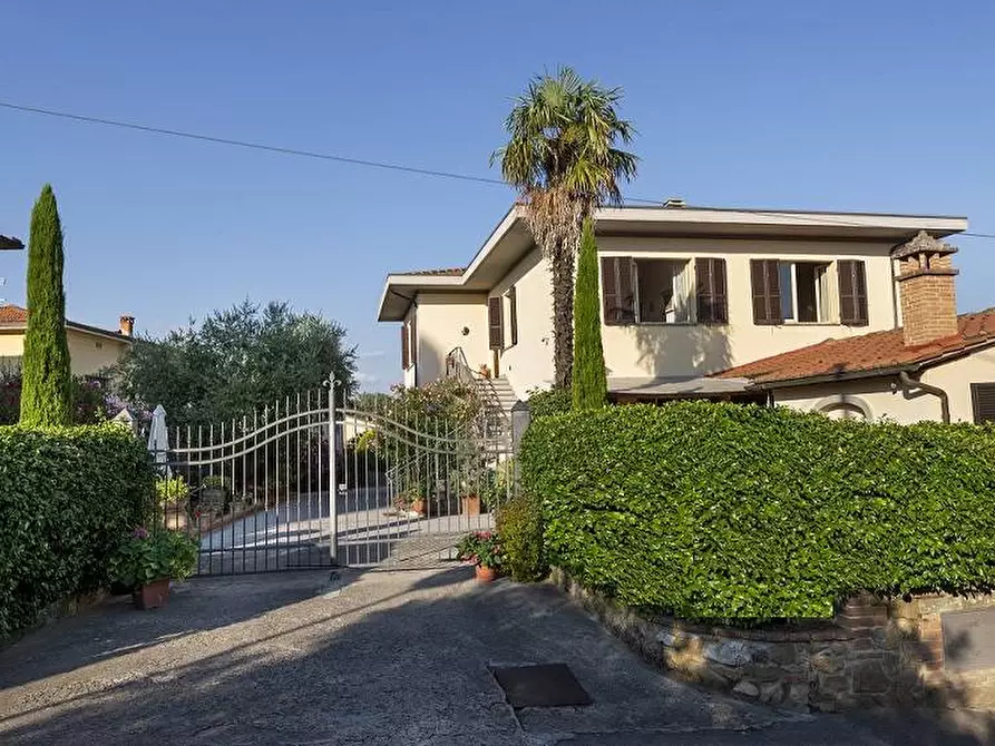 Immagine 1 di Villa in vendita  a Lucignano