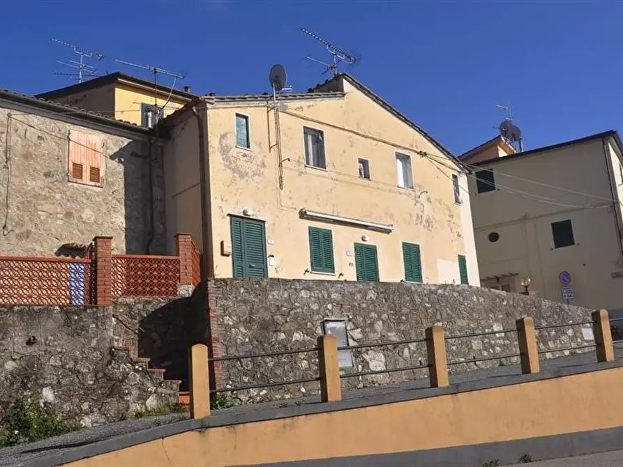 Immagine 1 di Appartamento in vendita  in Via Dante Alighieri a Casale Marittimo