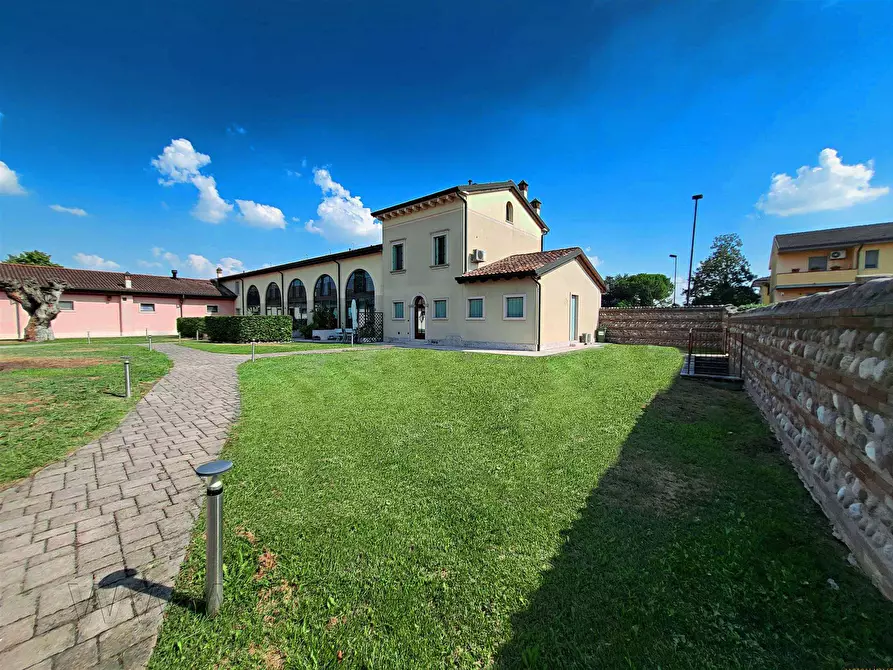 Immagine 1 di Villa in vendita  a Vigasio