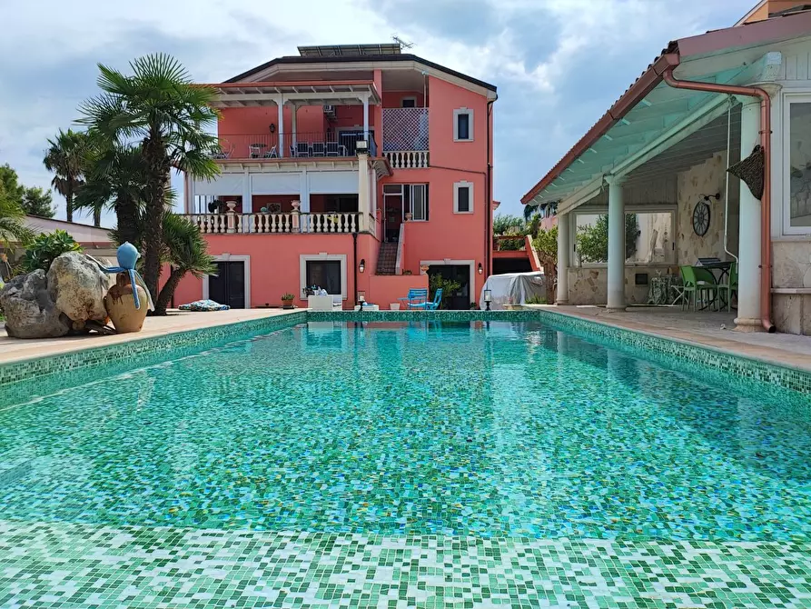 Immagine 1 di Villa in vendita  in Via Rapolla a Lecce