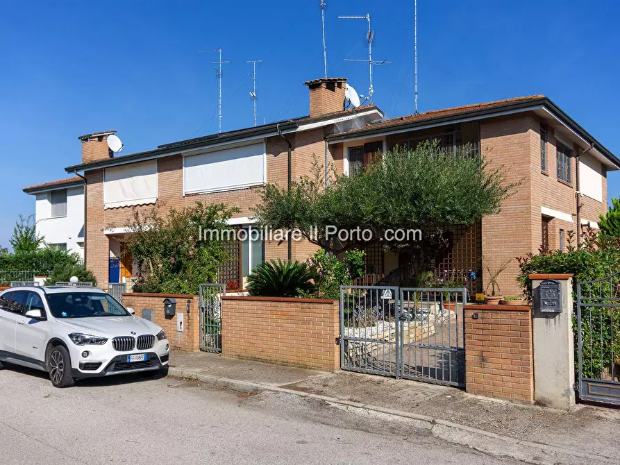Immagine 1 di Villa in vendita  in via torino a Comacchio