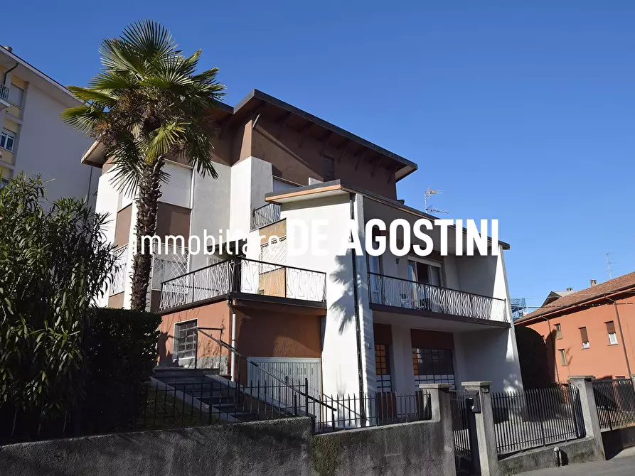 Immagine 1 di Villa in vendita  in Via Mottarone a Arona