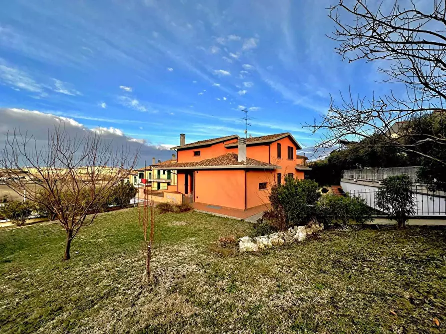 Immagine 1 di Villa in vendita  a Agugliano