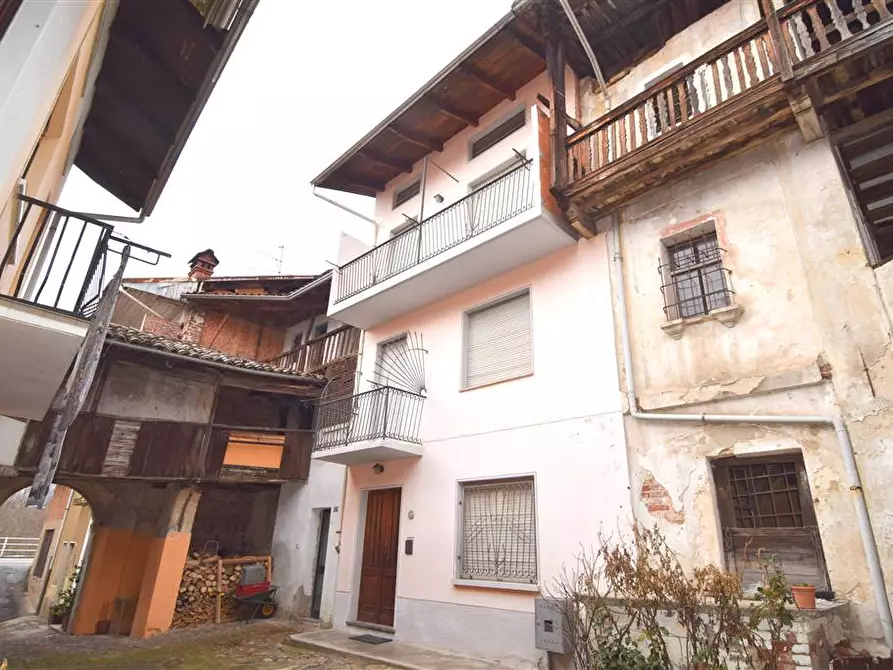 Immagine 1 di Casa indipendente in vendita  in cereie a Valdilana