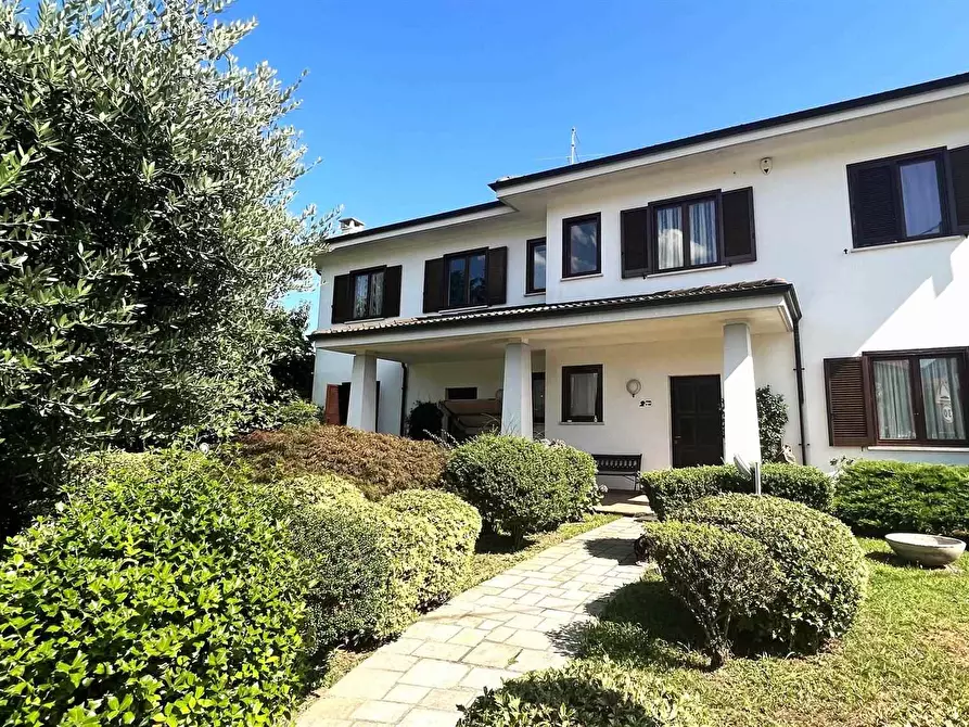 Immagine 1 di Villa in vendita  a Vigliano Biellese