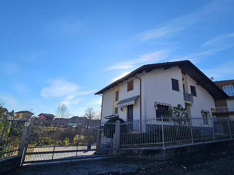 Immagine 1 di Casa indipendente in vendita  in via acacie a Biella