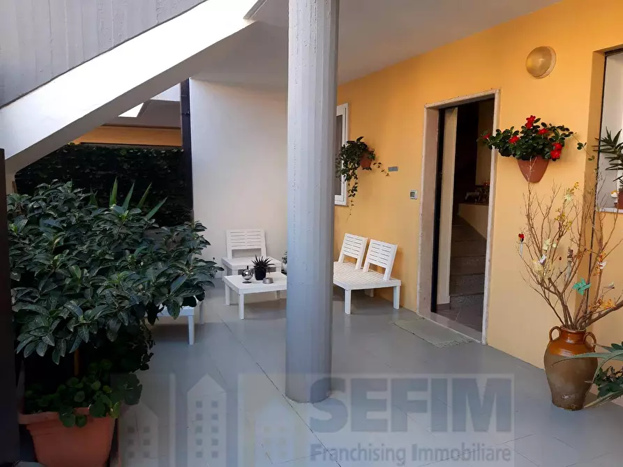 Immagine 1 di Villa in vendita  in VIA TARANTO a Matera