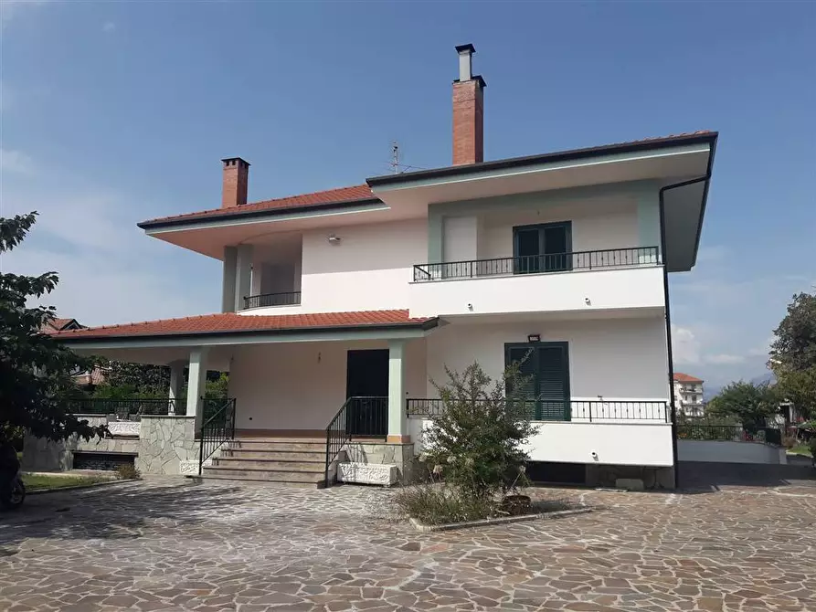 Immagine 1 di Villa in vendita  a Albanella