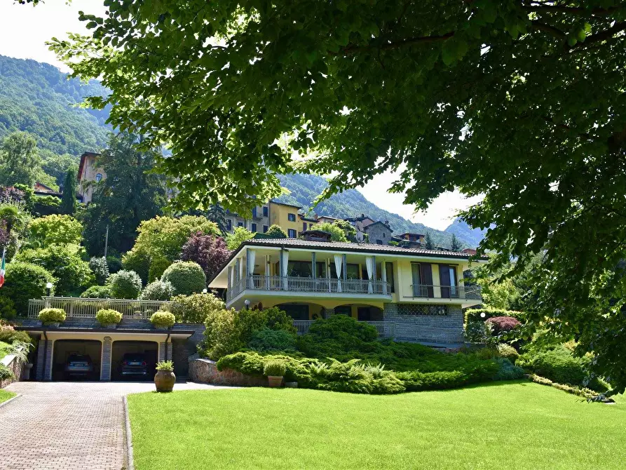 Immagine 1 di Villa in vendita  a Bedero Valcuvia