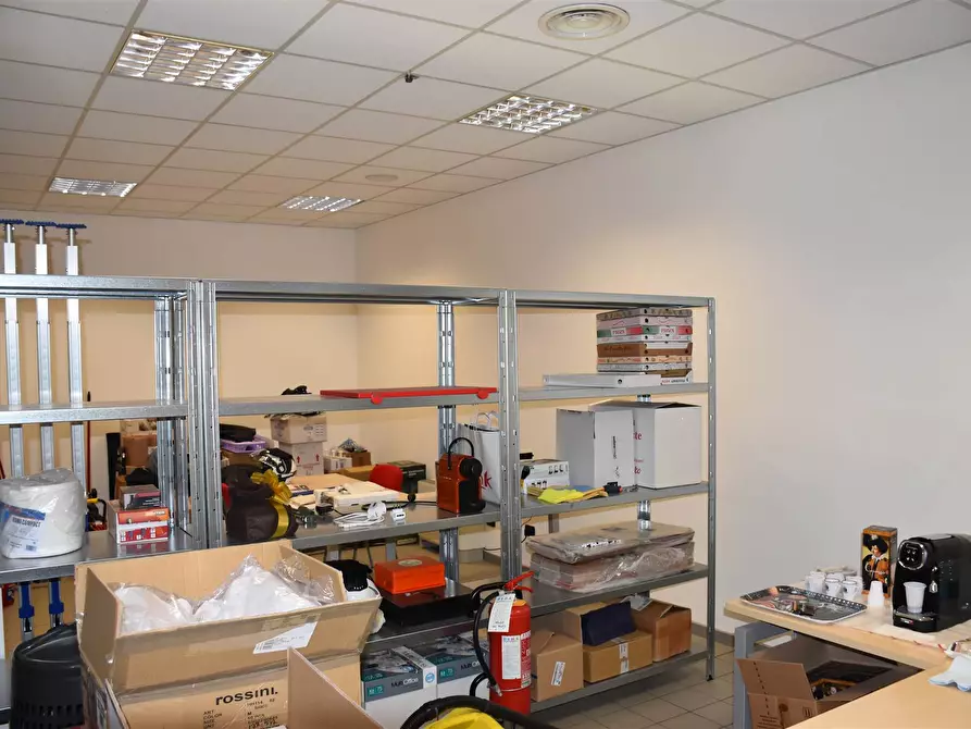 Immagine 1 di Laboratorio in vendita  a Varese