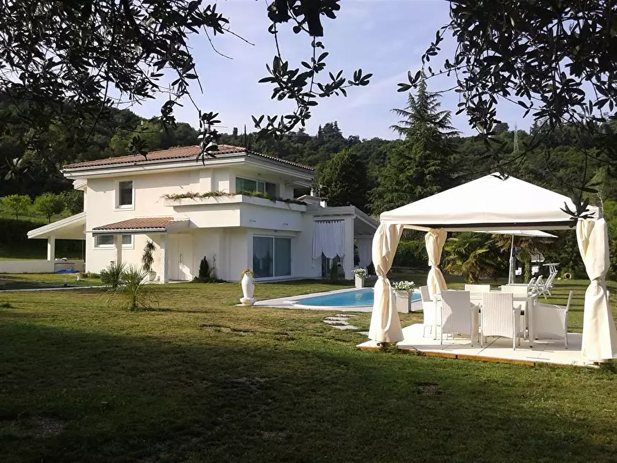Immagine 1 di Villa in vendita  in Casara a Affi