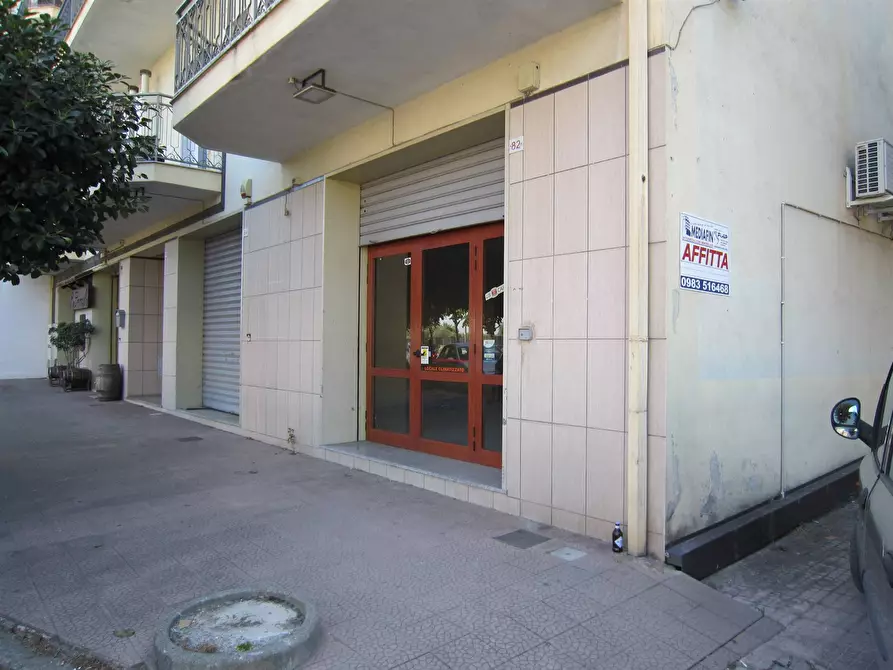 Immagine 1 di Locale commerciale in affitto  in VIALE DEI NORMANNI a Corigliano-Rossano