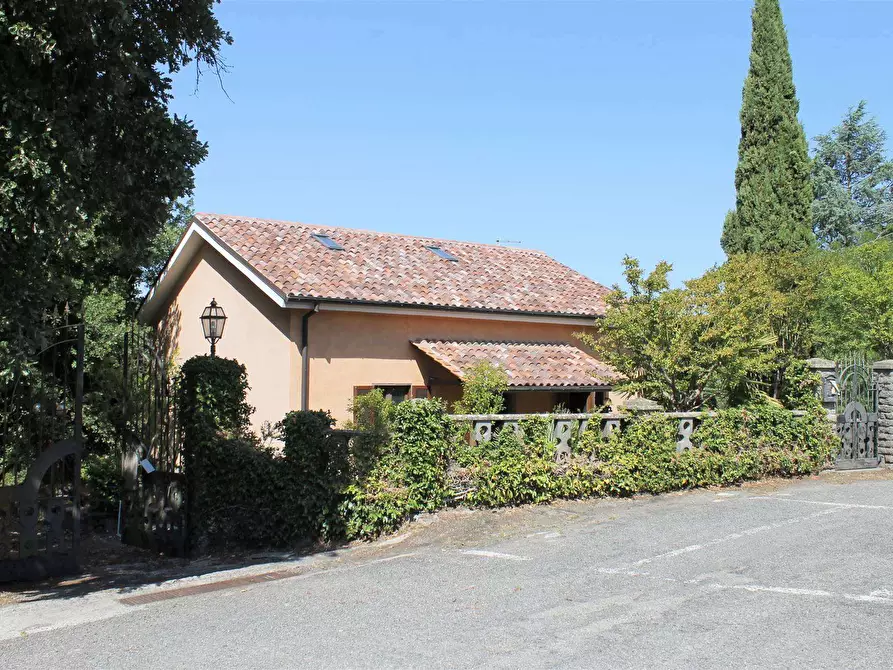 Immagine 1 di Villa in vendita  in Via Vittorio Emanuele III a Soriano Nel Cimino