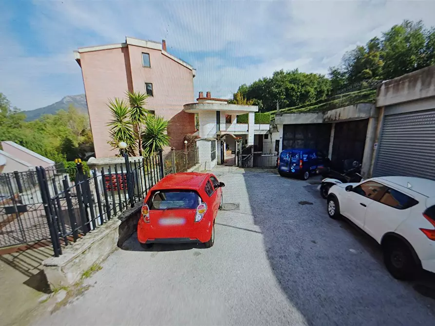 Immagine 1 di Negozio in vendita  in via panoramica a Salerno