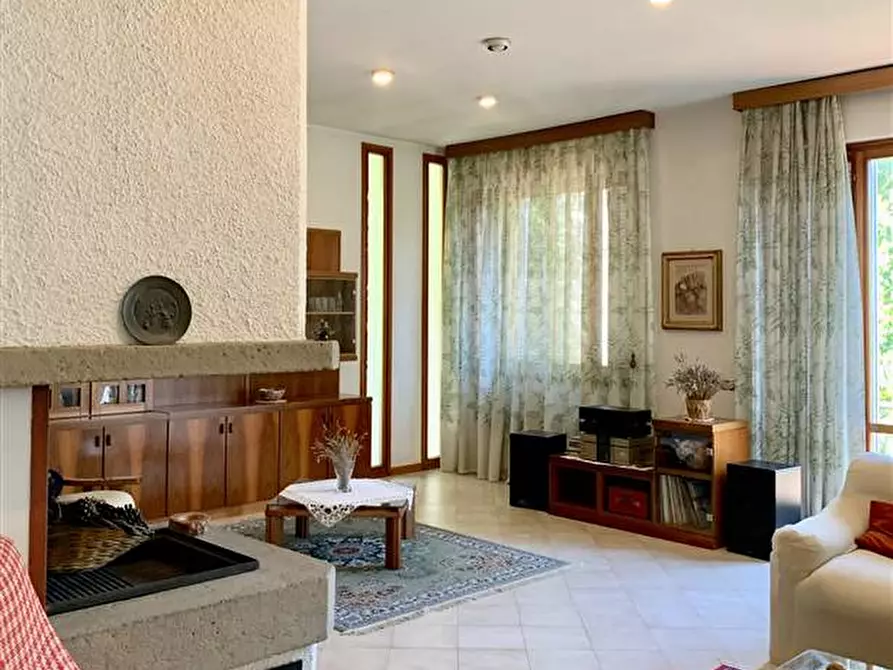 Immagine 1 di Villa in vendita  a Carmignano